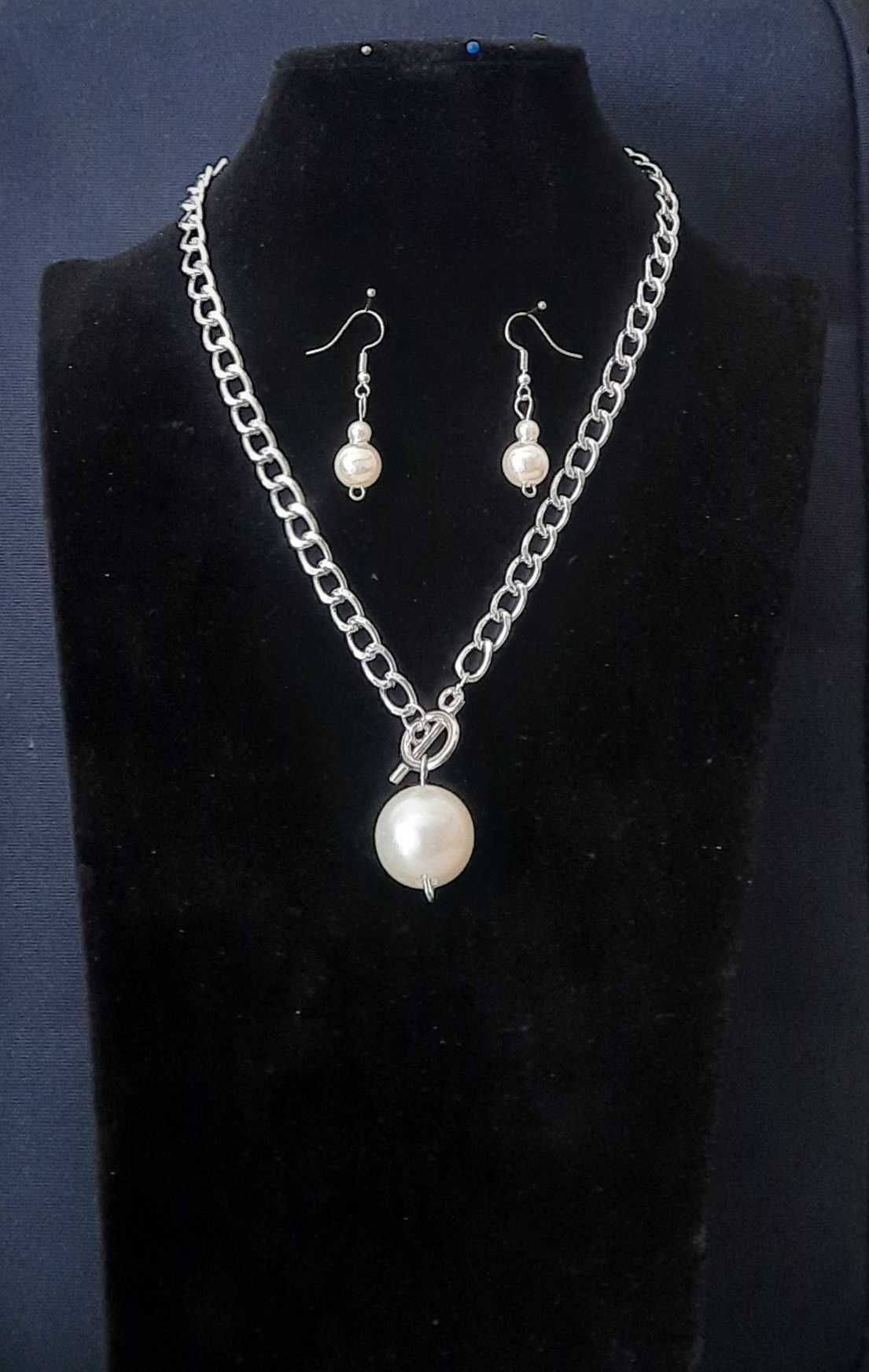 Lanț+cercei cu perle din aluminiu argintiu. Bijuterii fashion de damă.