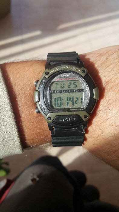 Продавам оригинален часовник Casio iluminator