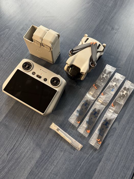 Drona DJI Mini 3 Fly More Combo + Smart Controller
