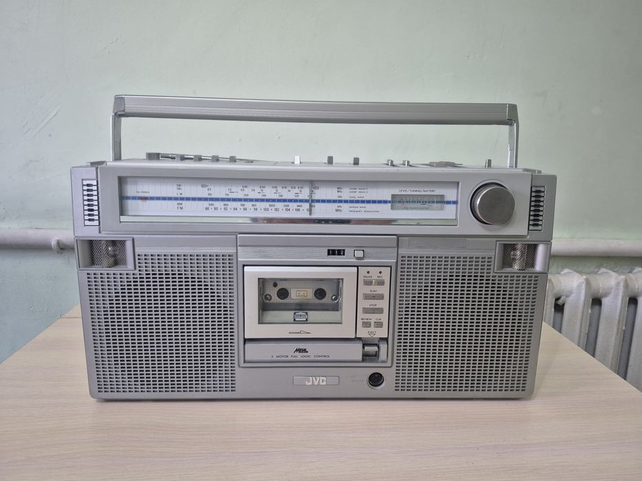 Магнитола фирмы VICTOR.