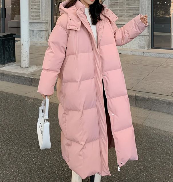 Женская куртка с розовым вязанным шарфом за 6500