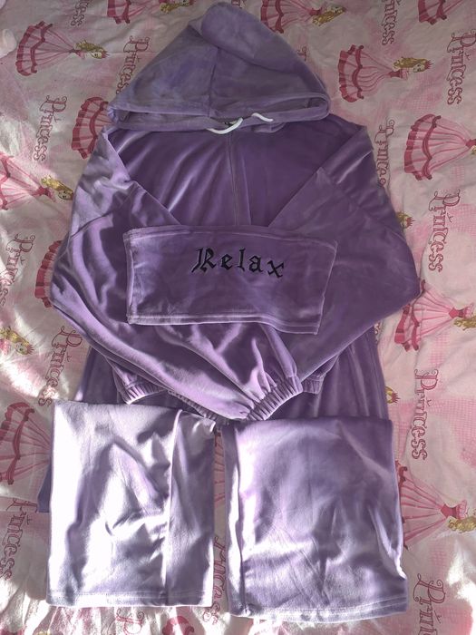 Compleuri noi, nepurtate.