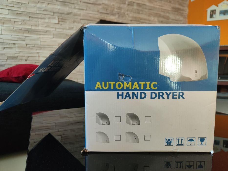 Uscător de maini automat