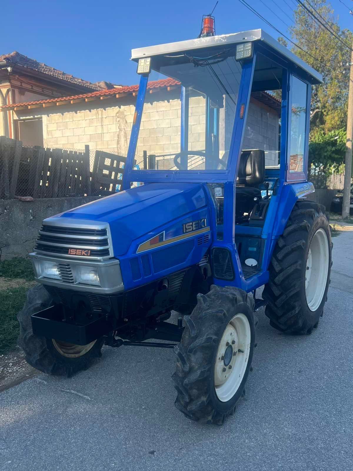 Продавам трактор ISEKI с кабина 25,7 кс.