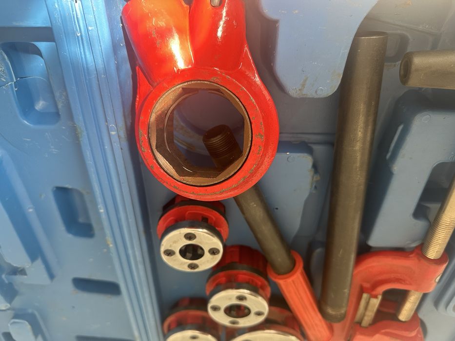 Set de filiere și tarozi pentru țevi