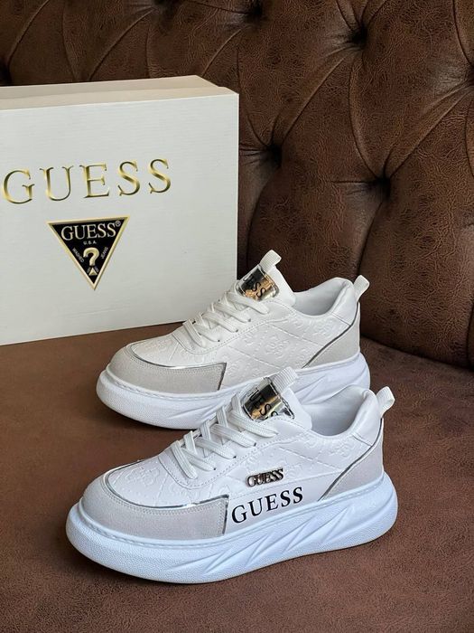 Adidași și sandale