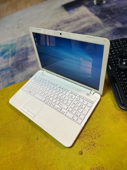 laptop Toshiba C855d, alb, ram 6 gb, cadou kit logitech