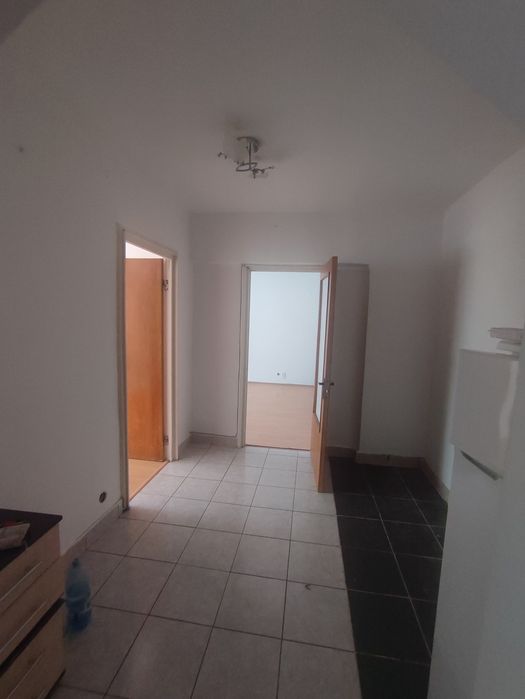 PROPRIETAR Vând apartament 2 camere decomandat la 400m de metrou
