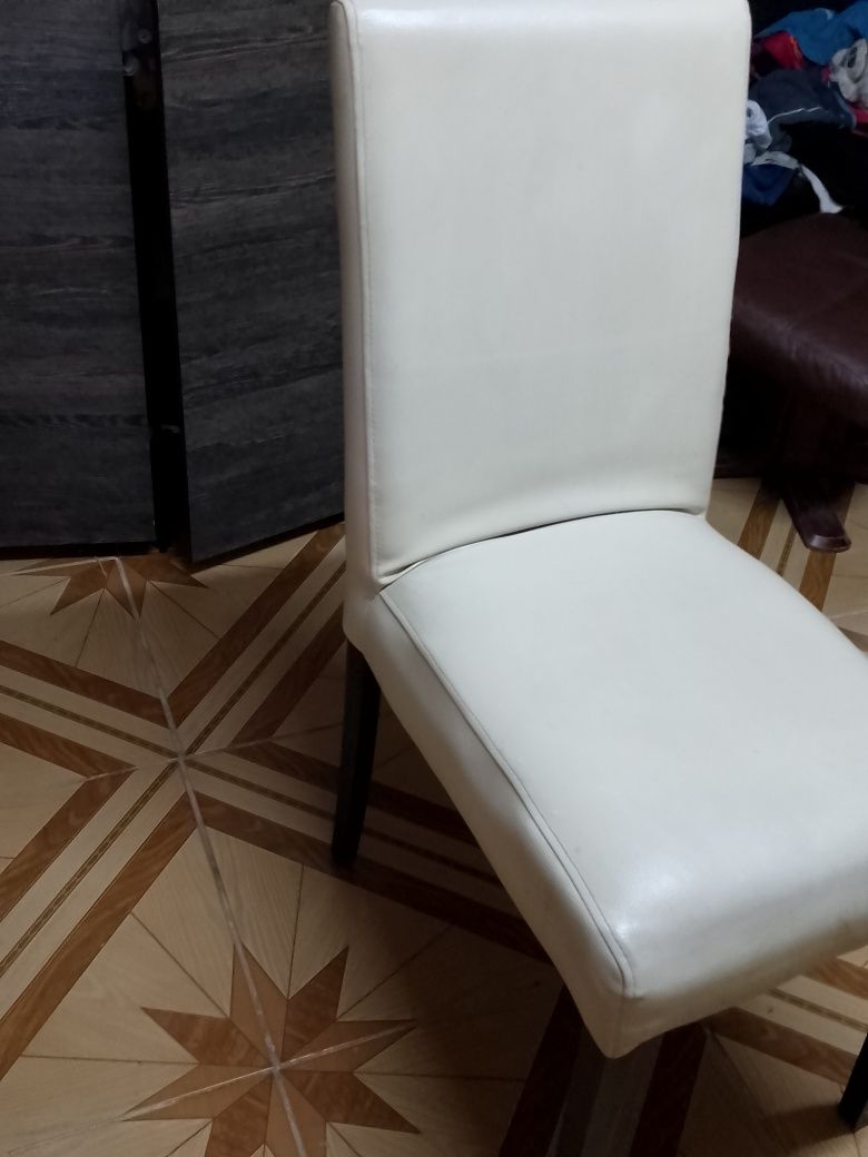 Vând scaun alb stare buna