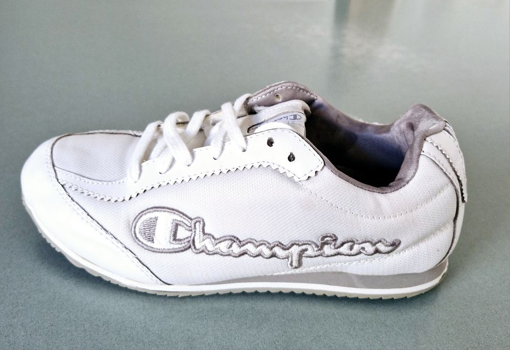 Vând adidași champion