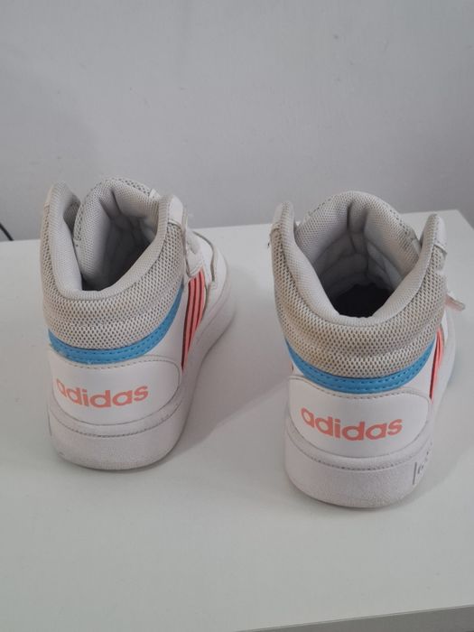 Adidasi marimea 26