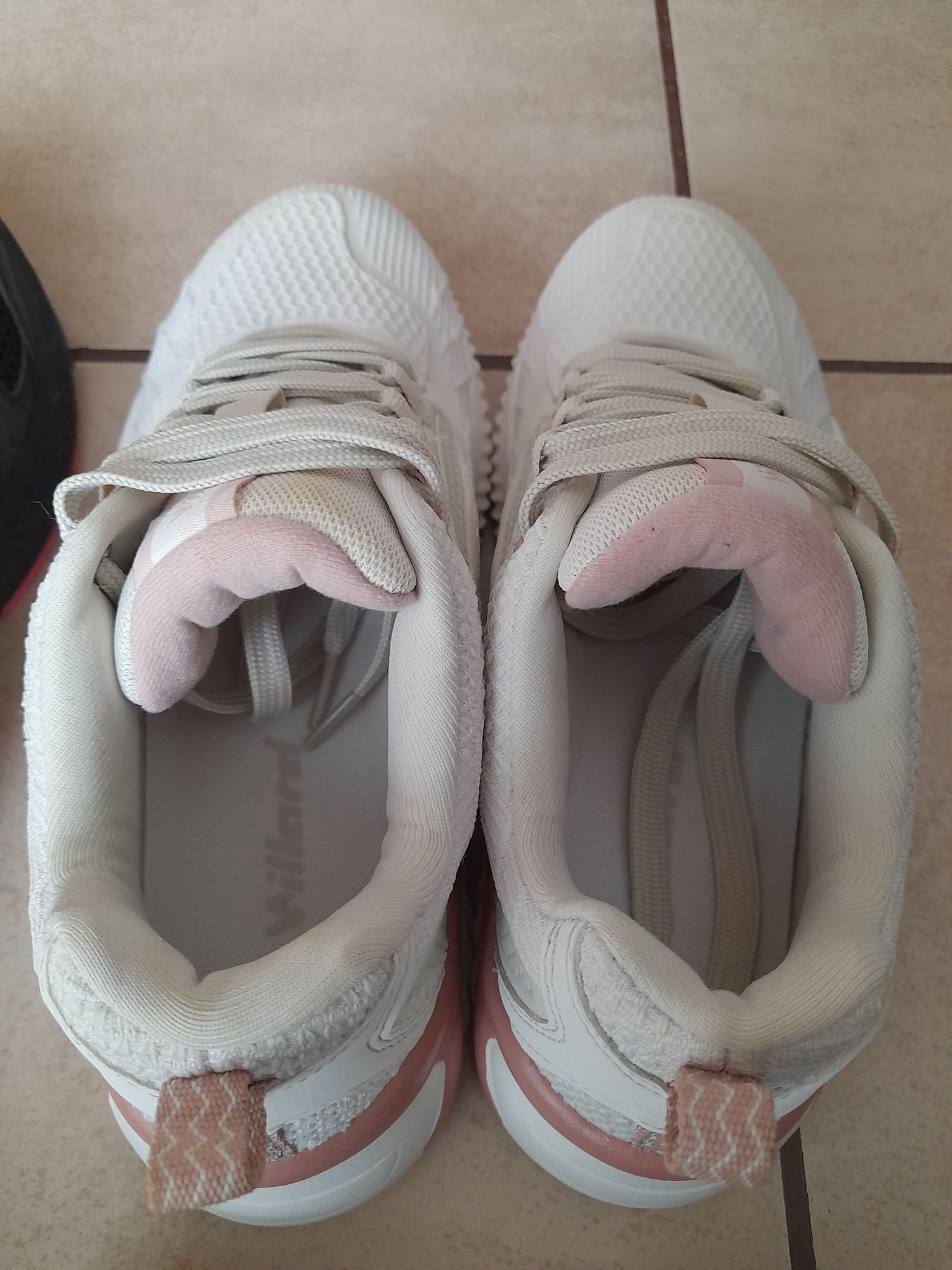 Adidași (diferite modele și marci)