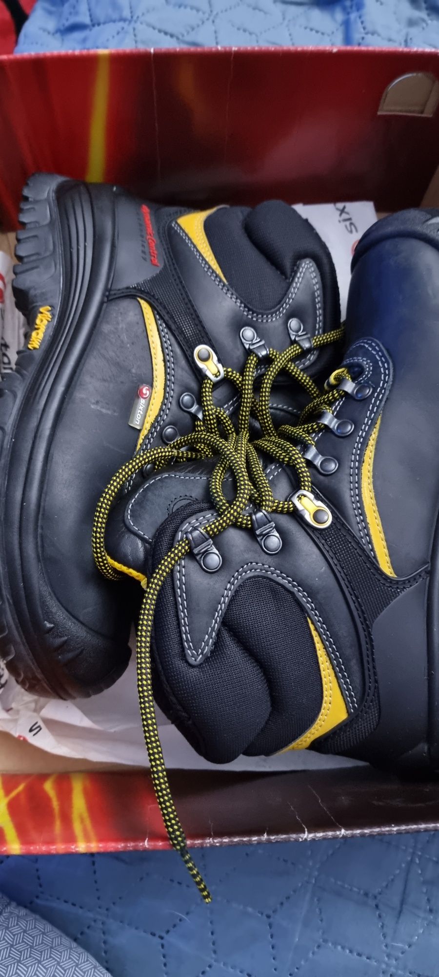 Bocanci montani Vibram  goretex