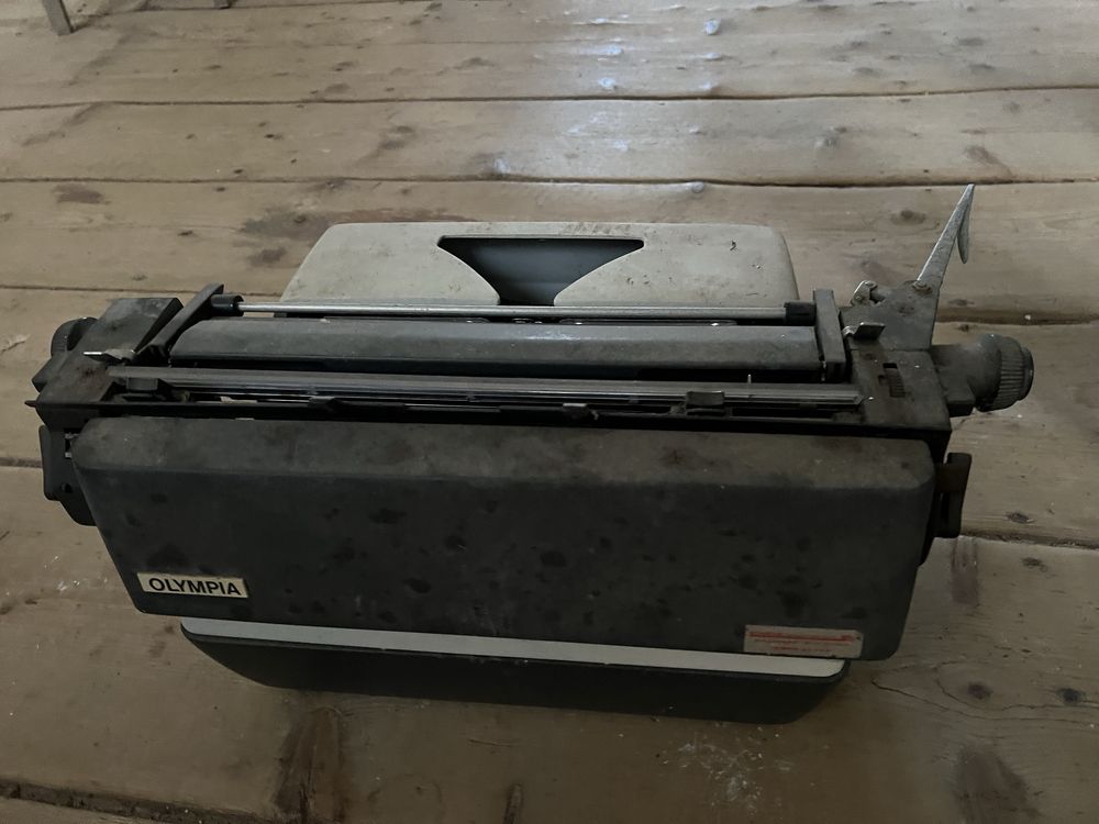 Mașină veche de scris Olympia