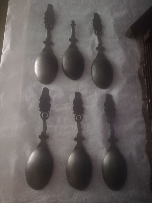 Linguri din zinc pe suport