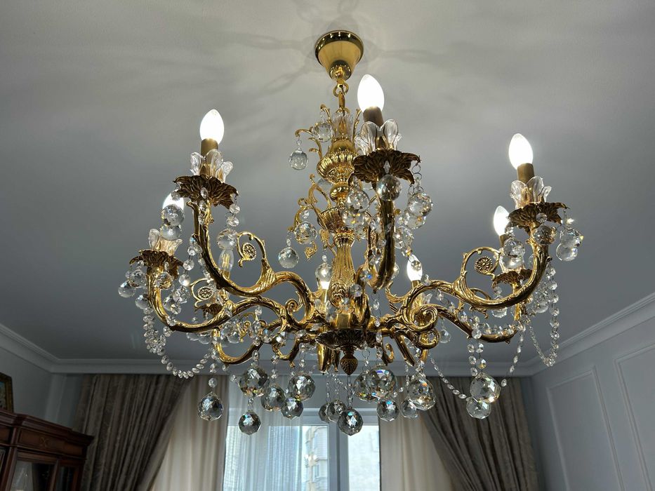 Люстра золотистая в отличном состоянии 8 рожковая