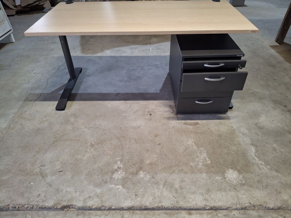 Vând masă de birou cu dulăpior