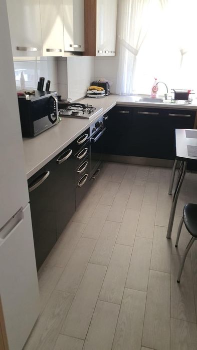 Ofer la închiriere apartament cu două camere într-un complex rezidenți