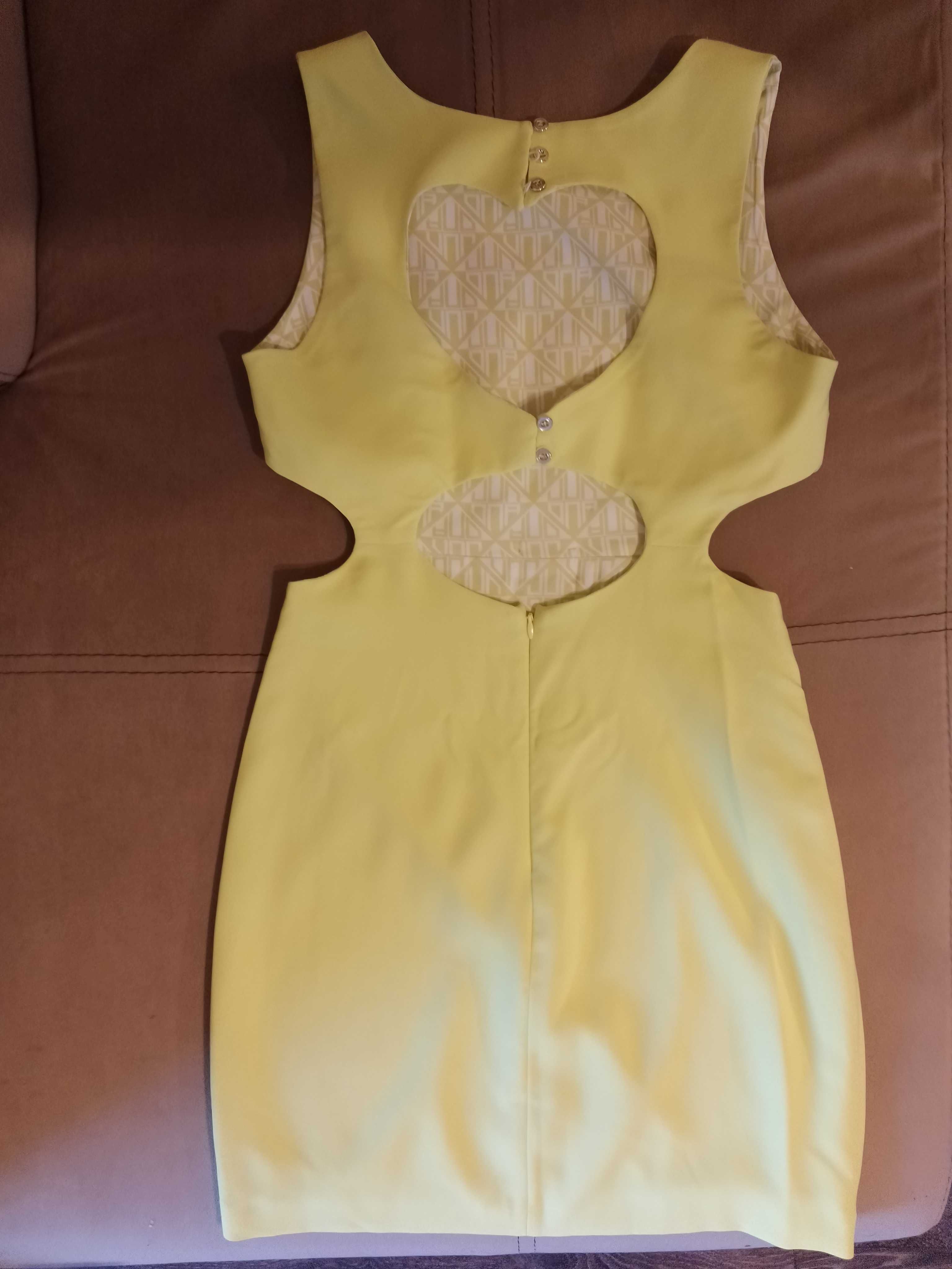 Жълта рокля с ефектен гръб