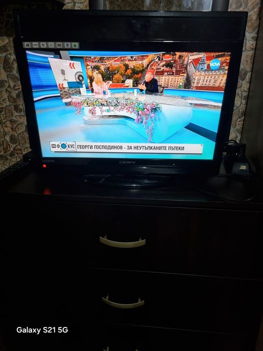 телевизор crown 22 инча