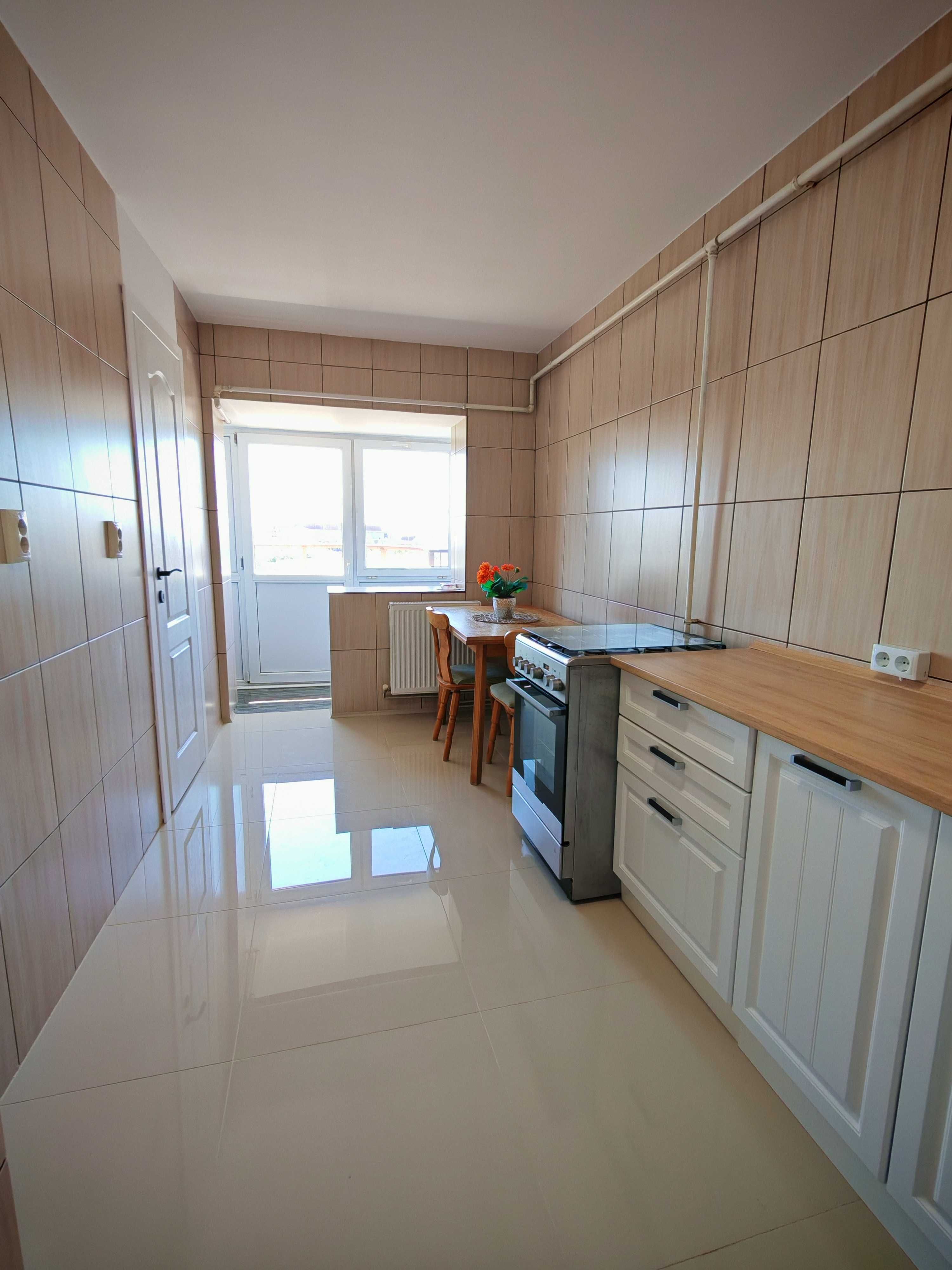 Apartament cu 2 camere, 3 balcoane, decomandat, situat în Micro 3