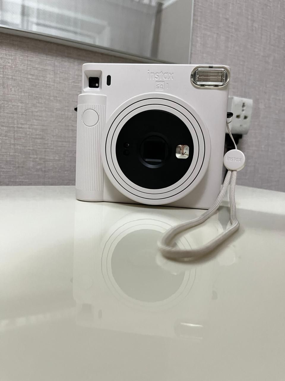 Продам моментальную камеру Instax Square 1