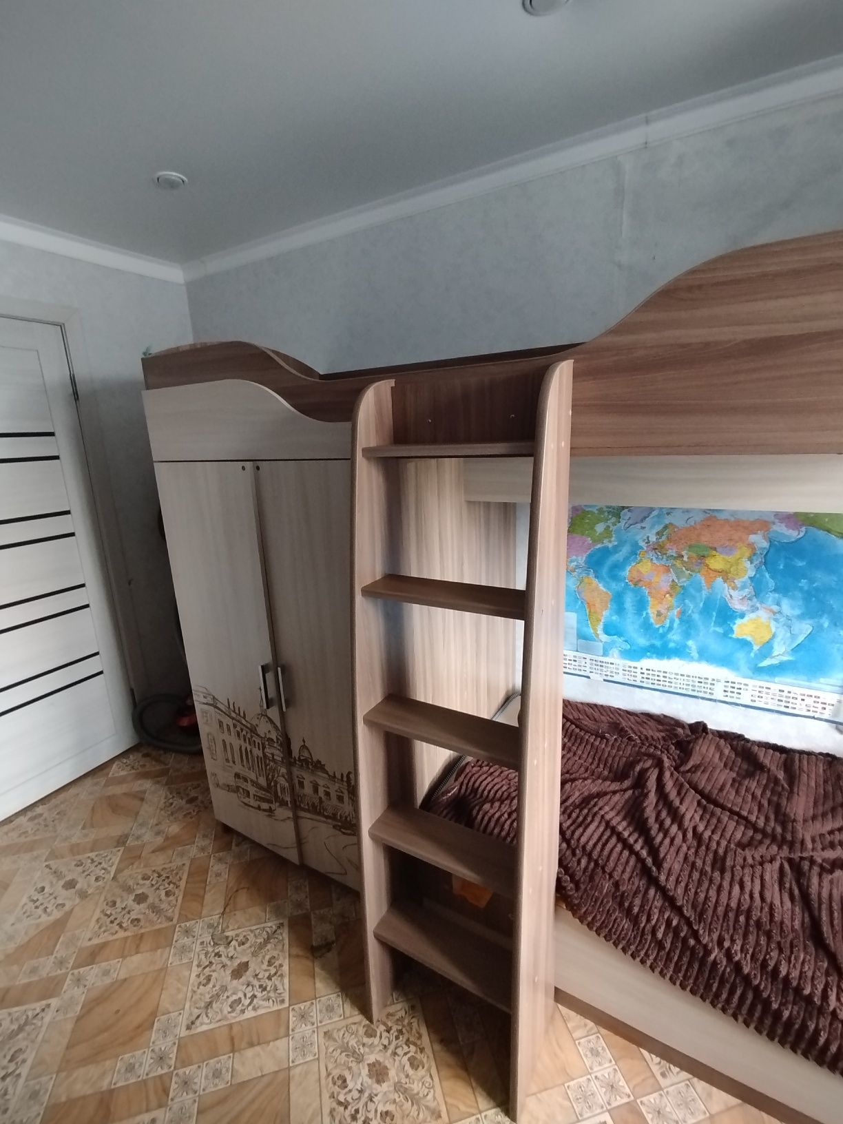 Продам детскую двух ярусную кровать в идеальном состоянии..