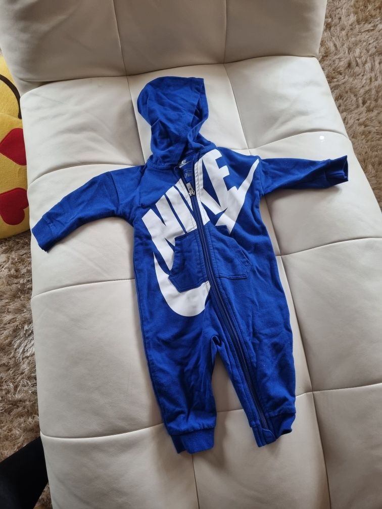 Salopetă și adidași nike