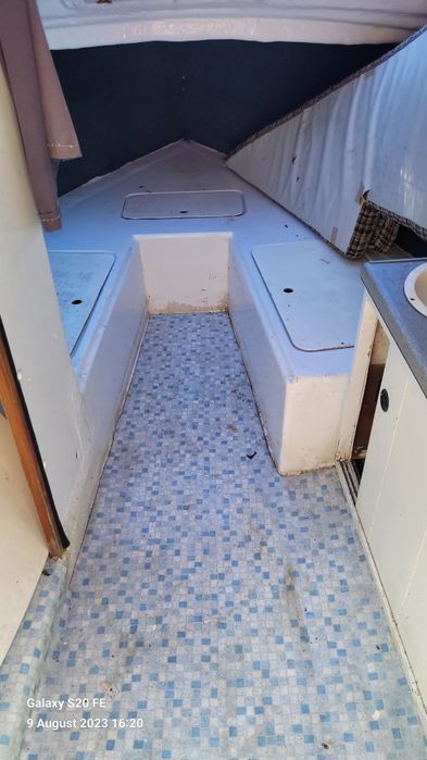 Barca cabinata cu  motor de vanzare