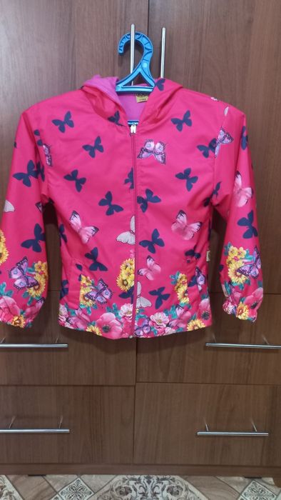 Продам новую ветровку курточку на девочку