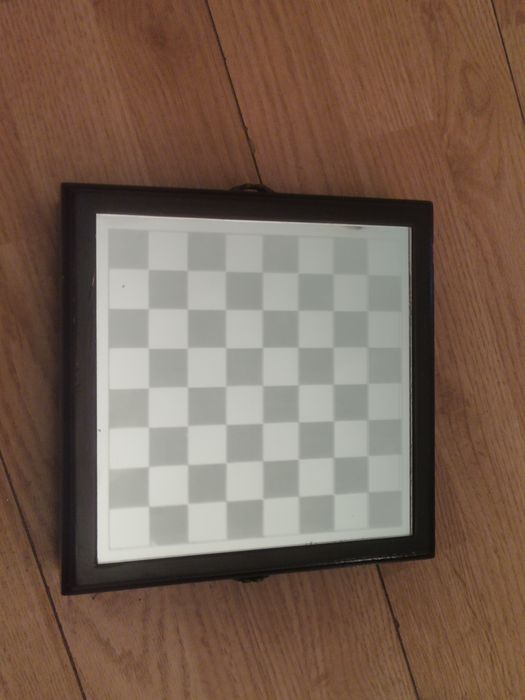 Стъклен шах в луксозна дървена кутия