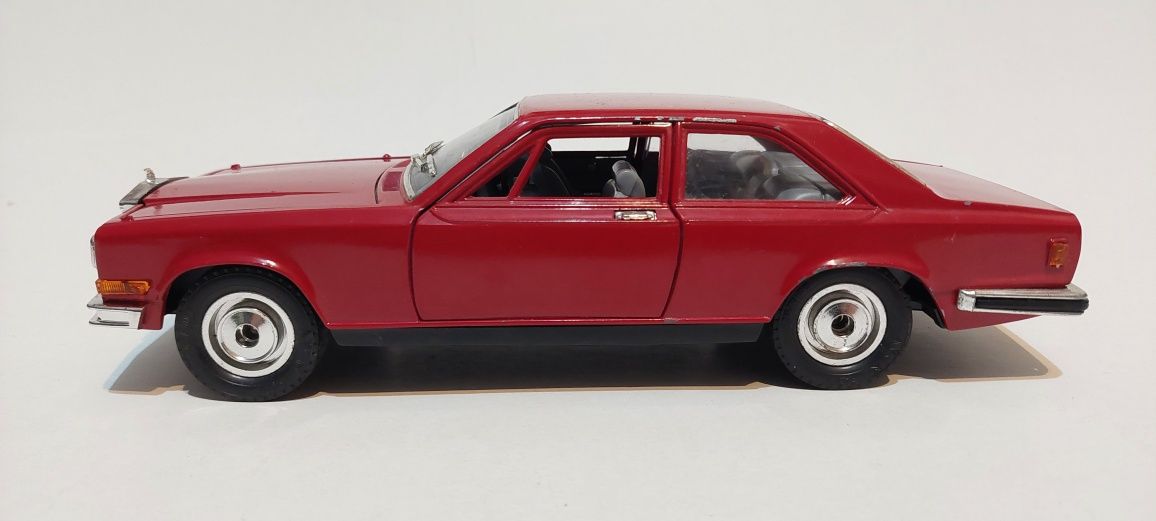 Rolls Royce CAMARGUE - Bburago 1975
Scara 1/22