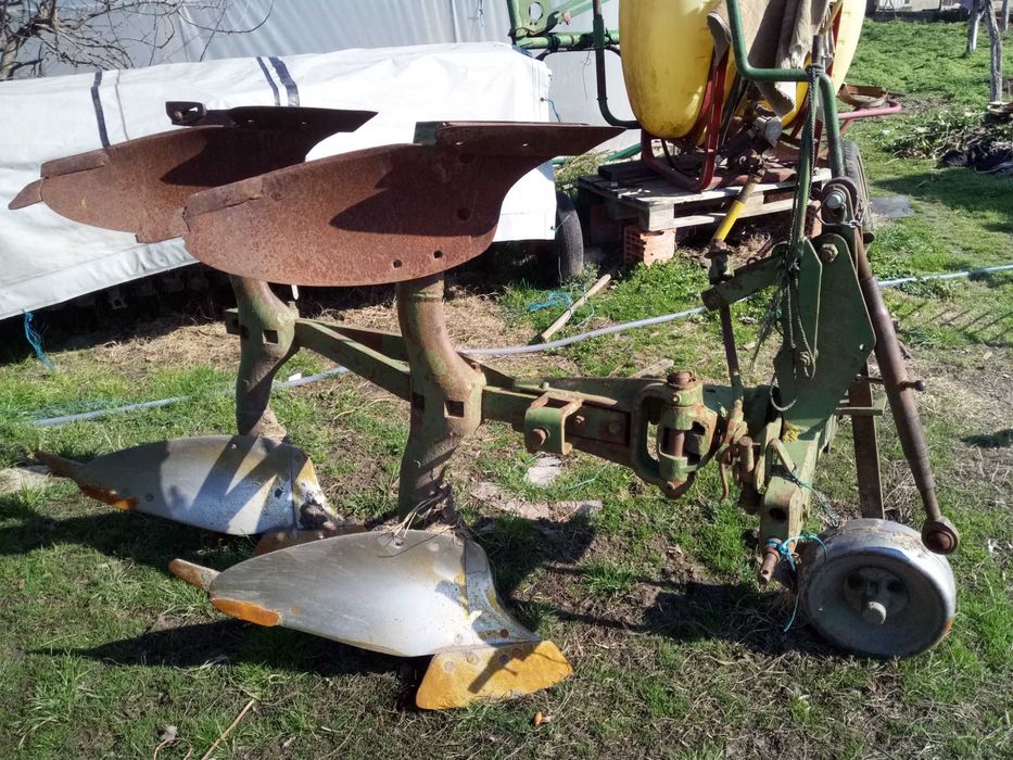 Vând o remorcă agricolă monoax și un plug reversibil cu două trupițe