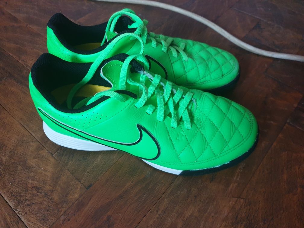 Adidasi fotbal Nike Tiempo