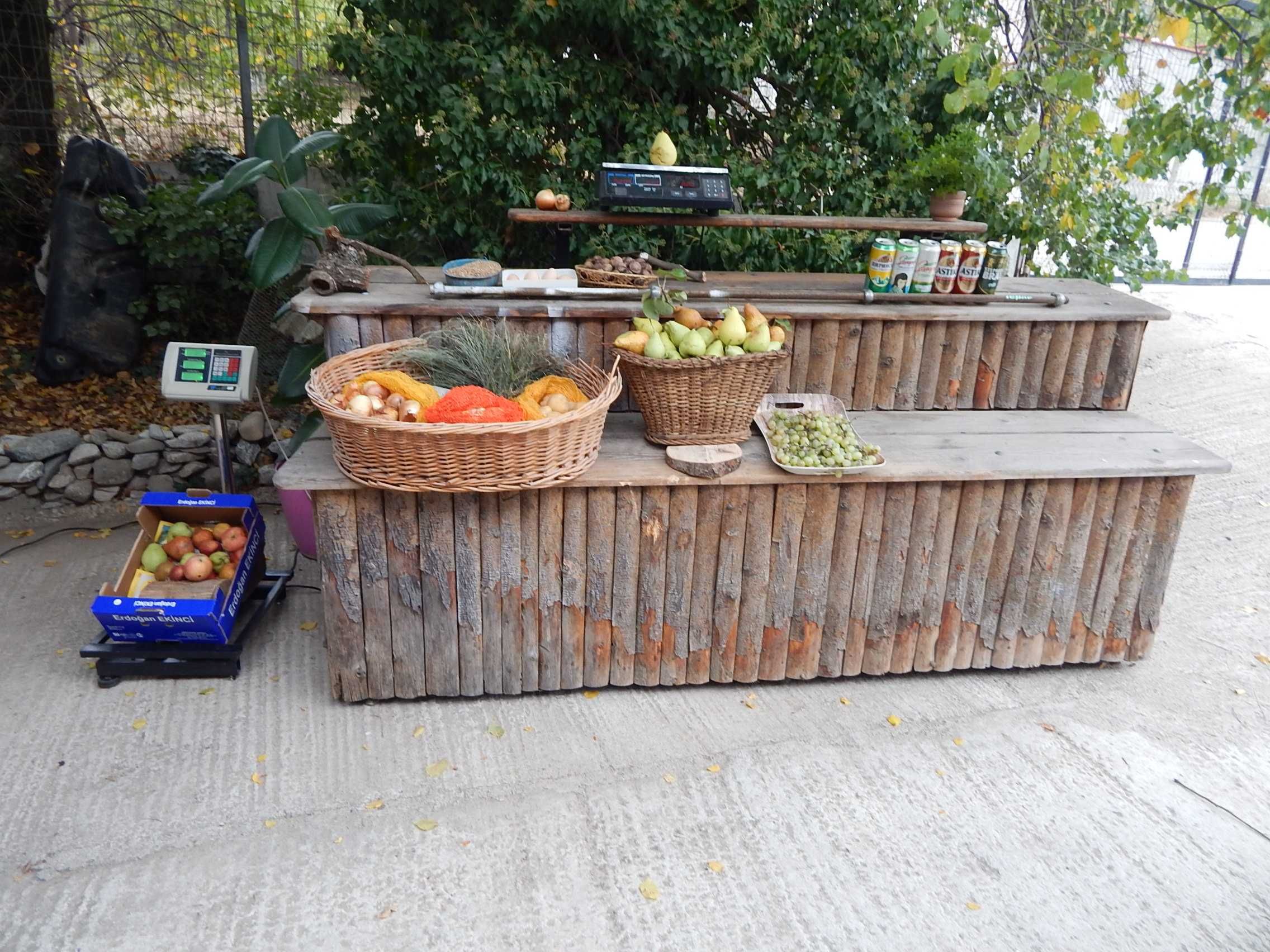 Зеленчукова сергия , маса за продажба на зеленчуци и плодове.