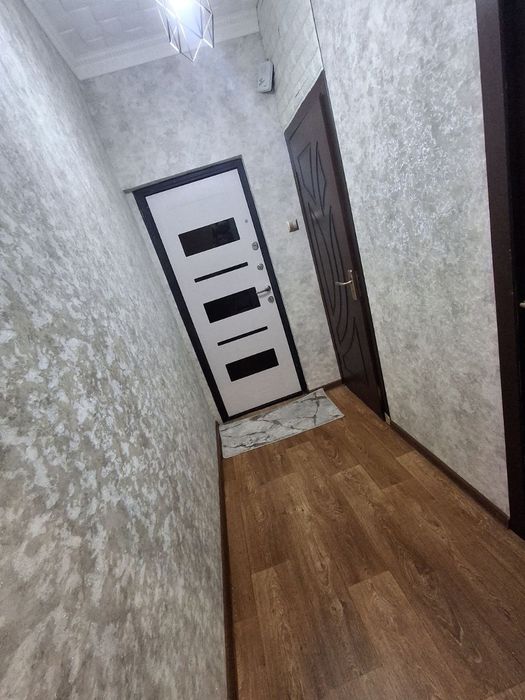 Продаю свою  2/4/4переделаную в 3х учтепа 21квартал стоянка возле дома