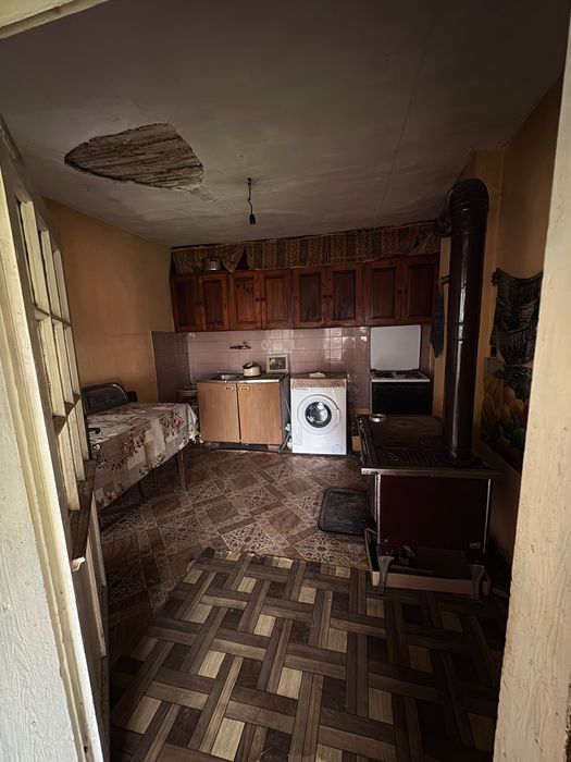 Двуетажна къща с гараж