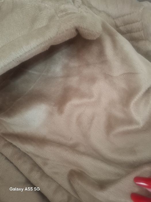 Cuvertura de pat 1.80 cm pe 2 m în stare nouă