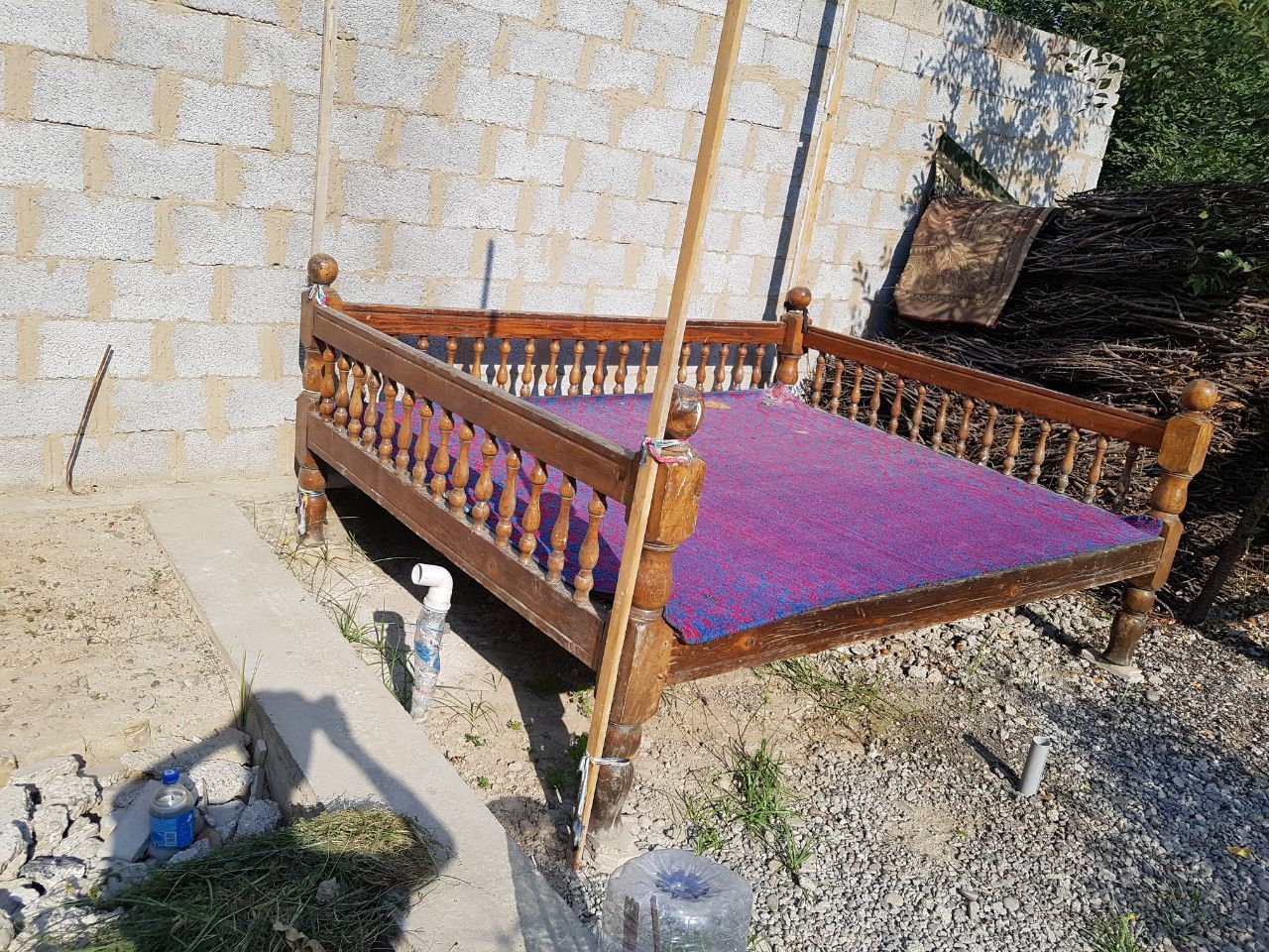 Kravat suri sotiladi.Xolati yaxshi.Hech qayeri sinmagan.Namangan shaxa