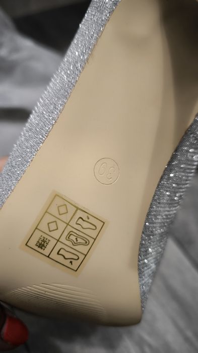 Pantofi gri cu toc si sclipici