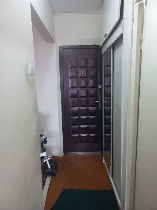 Чирчиқ ш 8-кичик нохия  1-хонали уй 16 мактаб олдида