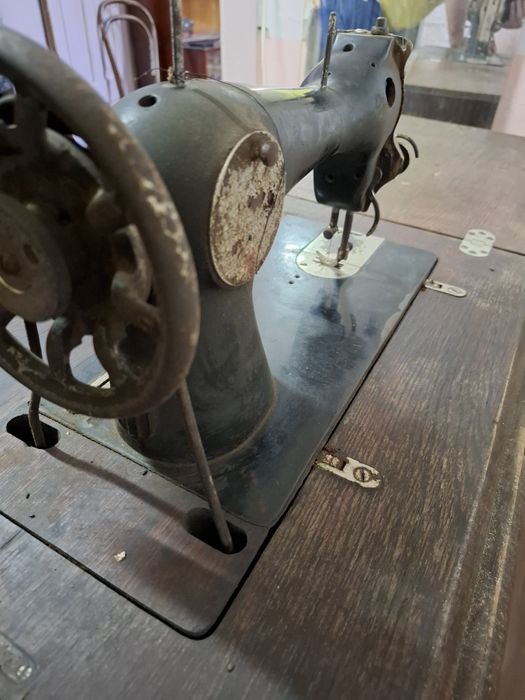 Mașină cusut veche industriala bazată pe Singer