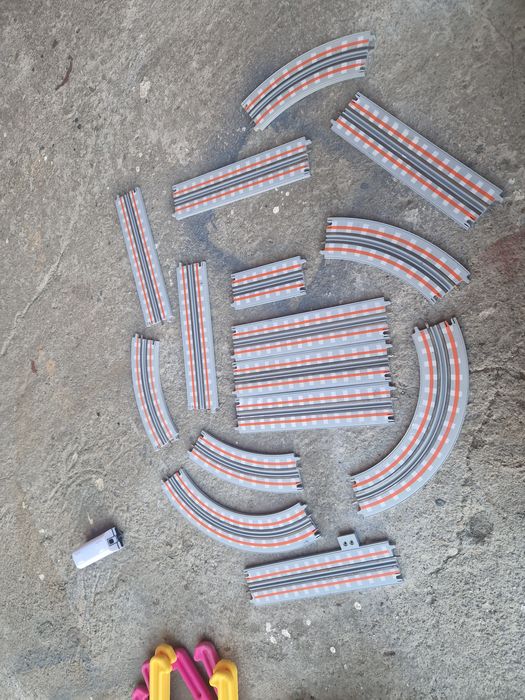 Vând pista de mașini Cowa ( fără mașini )