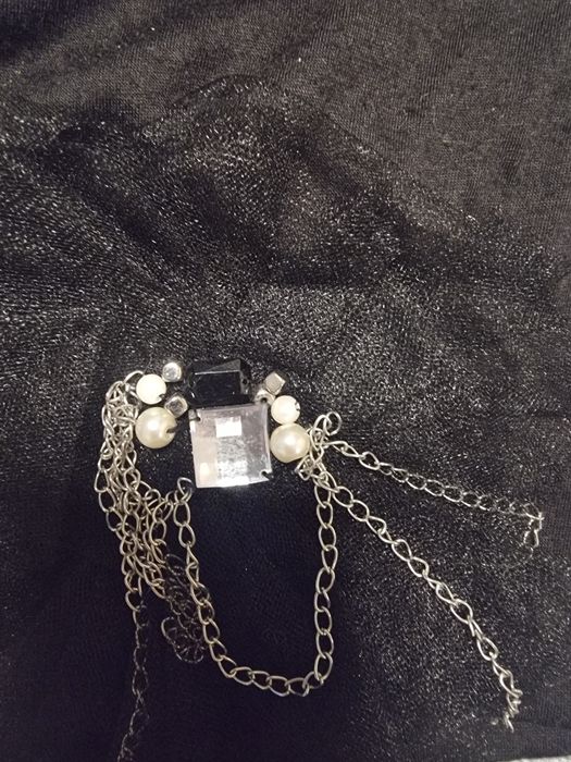 Дамска шапка с камъни