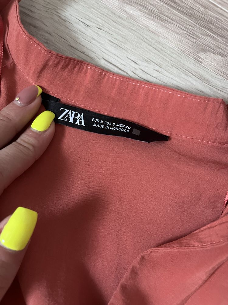 Рокля ZARA.