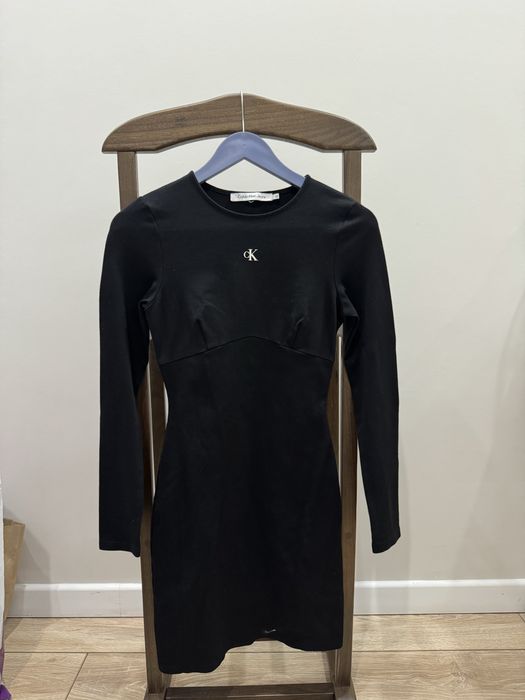 Платье Calvin Klein оригинал рр XS подчеркивает фигуру, силуэти