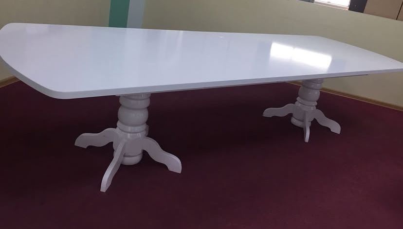 Стол в гостиную