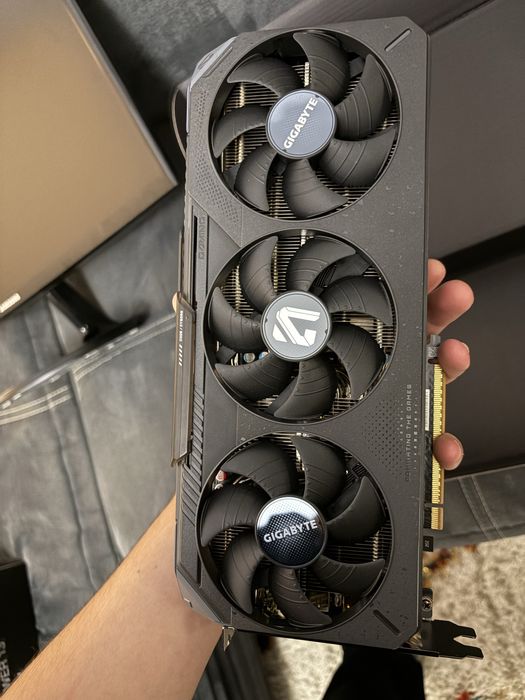Placa video GIGABYTE Radeon RX 9070 GAMING OC 16GB GDDR6 256-bit