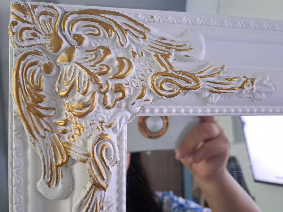 Oglindă vintage de podea – elegantă, cu ramă albă și detalii aurii