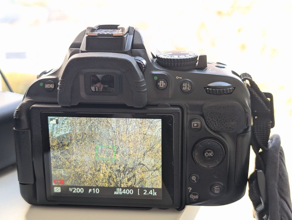 Nikon D5200 + Obiectiv Nikkor AF-S 50 mm f1.4 + 3 baterii + SD 128 GB